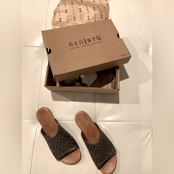 New Minerva Bed/Stu 9.5 - Picture 1 of 5